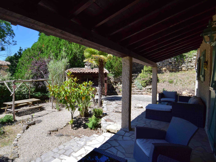 Sous les canisses de la terrasse pergola du Solarium, on se sent comme à la plage, c'est l