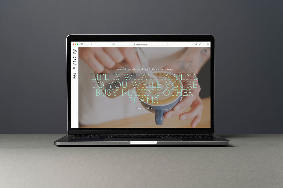 Laptop mit Vorschau der Webseite des Sweet & Hygge Cafés