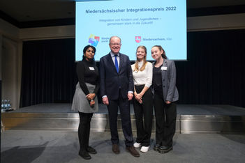 Gruppe mit Stephan Weil präsentiert Niedersächsischer Integrationspreis 2022 für Jugendliche.