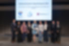 Gruppenfoto mit den Preisträger/innen auf der Bühne nach der Verleihung des Integrationspreises.