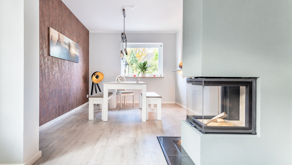 Essbereich mit Kamin - Ulf Dehnert Immobilien - 