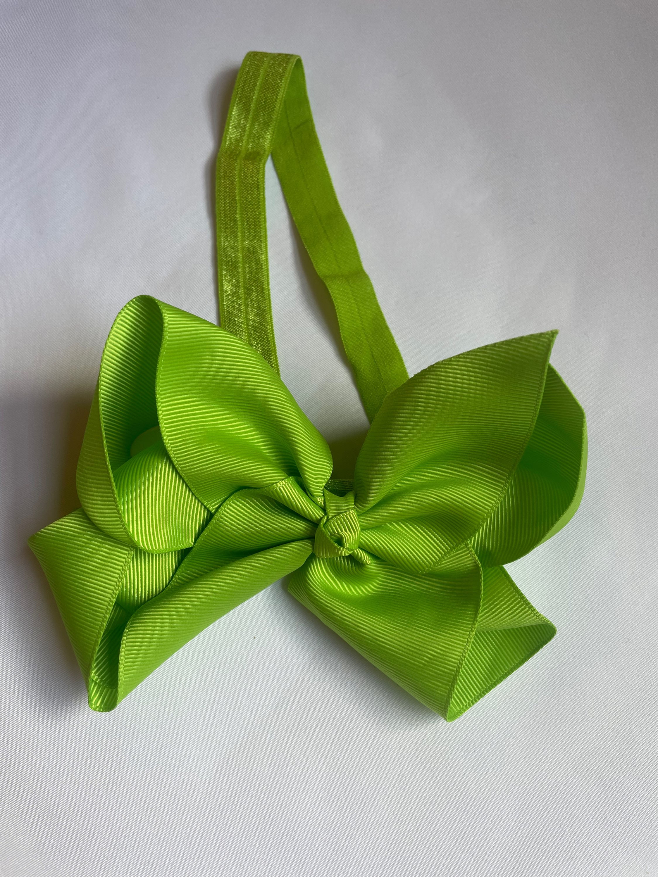 Large bow detail with thin headband 