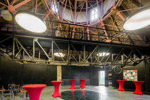 Voor Muziek en Theater kun je een podium huren in De Bovenkamer van Groningen