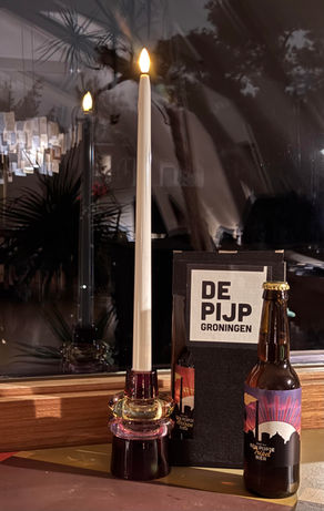 Twee lekkere biertjes DE PIJP voor het goede doel - Met etiket ontworpen door Paleizenaar Maria Heikens