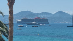 Вид на бухту в Каннах