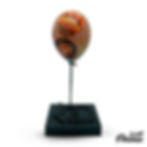 Sculpture en résine de ballon orange sur pieds, flottant sur un socle en marbre.