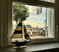 Kleines Segelboot mit Ausblick auf die Ostsee
