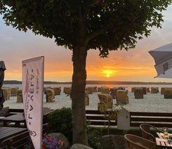 Sonnenuntergang am Strand mit Blick auf das Wasser