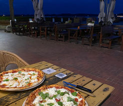 Pizza mit Büffelmozzarella am Strand