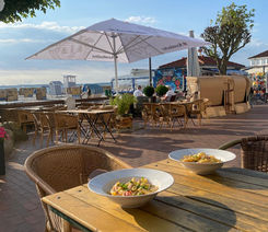 Pasta am Strand mit Meerblick bei Sonnenschein