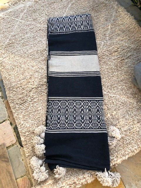 Miniature : Plaid bleu marine et beige, brodé