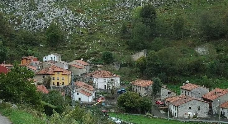 Oceño: Está localizado a uma altitude de 500 metros, tem 52 habitantes em 22 habitações e é a aldeia mais alta do município de Peñamellera Alta. Além disso, está localizado entre duas cadeias de montanhas: a Sierra del Cuera e os Picos de Europa. Para chegar lá é preciso atravessar uma estrada sinuosa de 4 quilômetros de extensão. No caminho há excelentes vistas sobre o Rio Cares e as montanhas adjacentes. À entrada da vila existe um pequeno parque de estacionamento e as casas mantêm o seu estilo tradicional, com ruas estreitas. Destaca-se a igreja de San Juan Bautista, cuja nave é coberta de madeira e tem abóbada de berço e porta gótica (como é característico dos povoados da região). Encontra-se em excelente estado de conservação e é ladeado por dois jovens teixos. Na pedra angular do campanário que rematava a fachada (destruída durante a guerra civil) conserva-se uma inscrição do ano de 1787, e aos sábados mais próximos do dia 24 de junho de cada ano é comemorado o dia do santo. Além da igreja, destacam-se a Casa del Conceju e a pista de boliche. O queijo Cabrales também é feito e fundamentalmente, Oceño tem uma vista maravilhosa dos Picos da Europa.