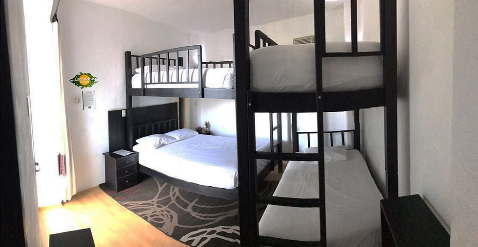 Habitación familiar con cama matrimonial y litera en Escondite Teques