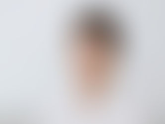 Porträt einer Psychotherapeutin in Wien – Theresa Reichmann in ihrer Praxis, Psychotherapie und Begleitung