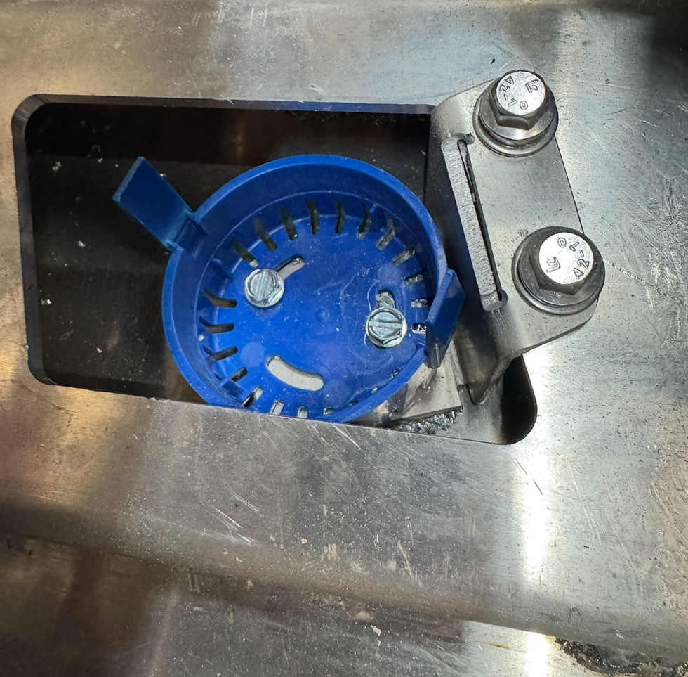 In-Stringer Bilge Pump Bracket with Pump