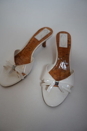 Thumbnail: Vintage White Bow Kitten Heels