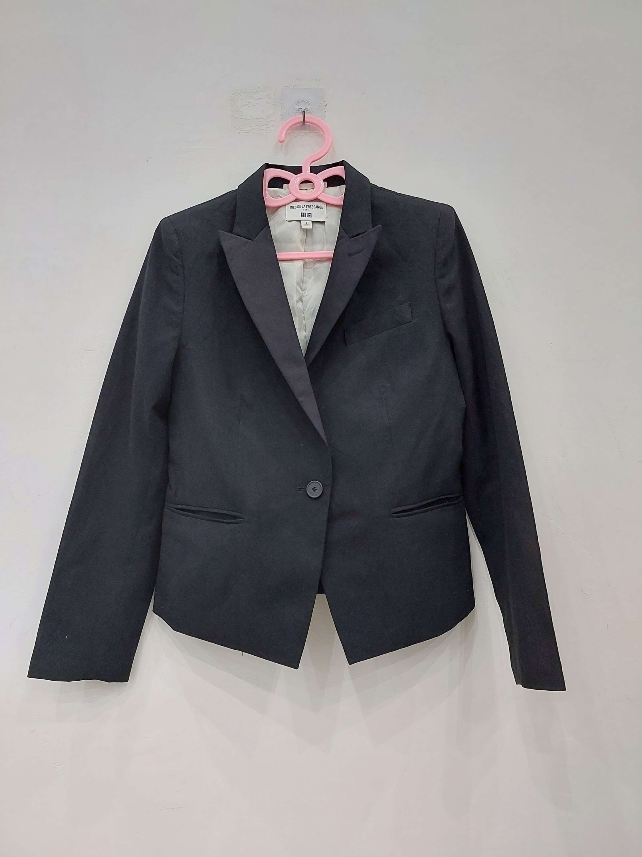 Uniqlo Short Black Blazer for women in Bust size 33