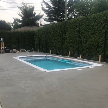 Coffrage et mise en place de béton sur contour de piscine