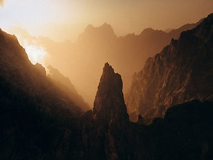 Photographie de massif montagneux au lever ou coucher de soleil, ambiance immersive et lumière dorée