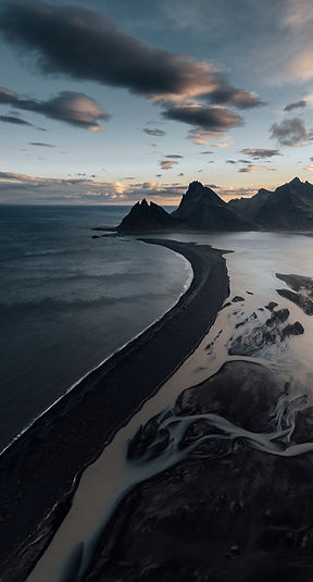 Photographie paysage en Islande avec rivière et plage noire, ambiance naturelle et sauvage