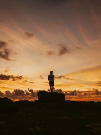 Photographe voyage à La Réunion capturant un coucher de soleil tropical