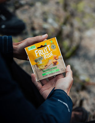Photographie produit alimentaire lifestyle réalisée pour une marque food en extérieur par un photographe produit à Paris