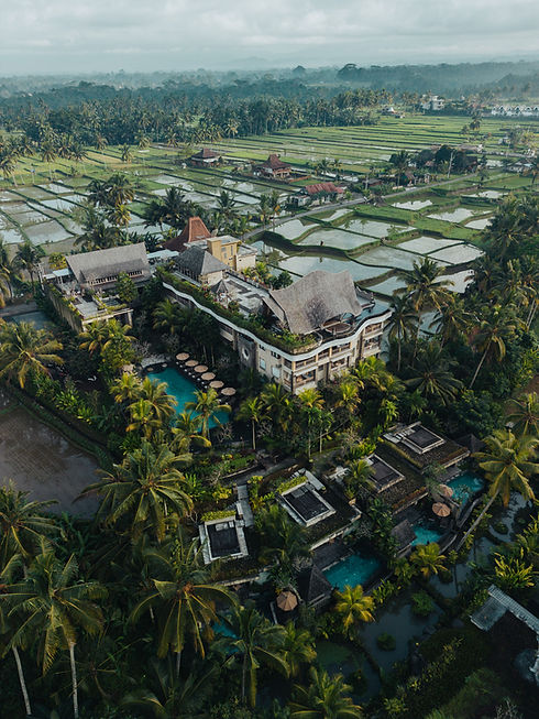 Photographe hôtellerie de luxe avec vue drone sur un resort tropical et ses espaces extérieurs