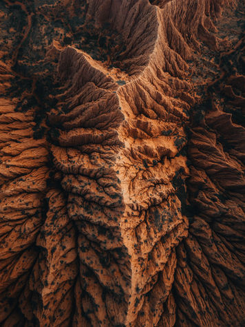 Canyon rocheux dans les paysages désertiques du Kirghizistan
