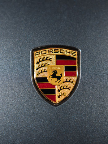Photographe automobile détail logo Porsche
