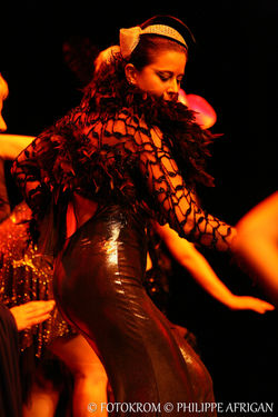 Danseurs, danseuses, décors, masques, féminité