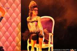 Danseurs, danseuses, décors, masques, féminité