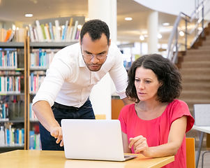tutor-que-explica-investigacion-especifi