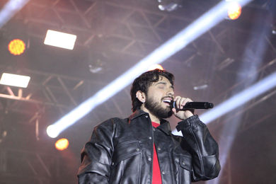 Gustavo Mioto inicia turnê intimista “Inconfundível” em homenagem ao álbum de 2021.