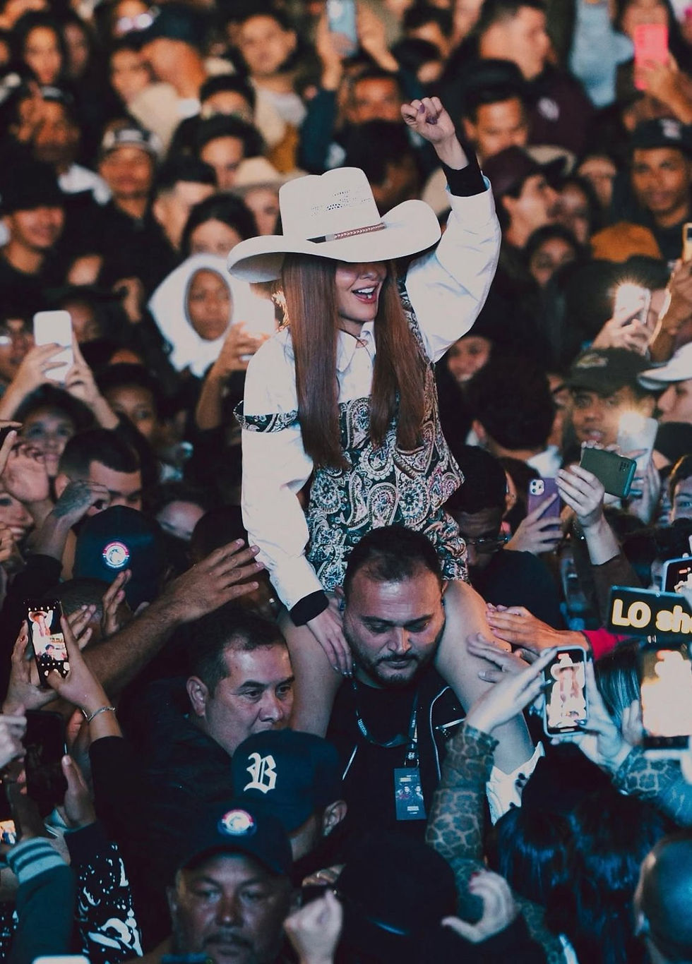 Maiara em meio ao público