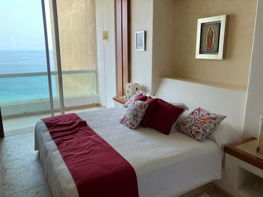 Ubicado en los Condominios de Playa Ixtapa en medio de exuberantes y extensos terrenos, este lujosamente decorado y elegante Condominio le ofrece 5 dormitorios (incluyendo una suite principal) 3 baños, cocina completa y amplia sala de estar y comedor.
Con vista al mar desde el bar, terrazas, sala y comedor.
COMODIDADES
TV con servicio de cable.
Reproductor de DVD.
Servicio diario de mucama.
Estéreo.
Cocina.
Aire Acondicionado por Habitación.
Secadora y lavadora.
Ventiladores de techo.
SERVICIOS
Ascensor.
Piscina para adultos.
Piscina para niños.
Servicio de limpieza diario.
24 horas Seguridad.
___________________
Located in the Ixtapa Beach Condominiums amidst lush and extensive grounds, this luxuriously decorated and elegant Condominium offers you 5 bedrooms (including a master suite) 3 bathrooms, full kitchen and large living and dining room.
With ocean view from the bar, terraces, living room and dining room.
AMENITIES
TV with cable service.
DVD Player.
Daily maid service.
Stereo.
Kitchen.
Air conditioning per room.
Dryer and washing machine.
Ceiling fans.
SERVICES
Lift.
Pool for adults.
Children's pool.
Daily cleaning service.
24 hours Security.