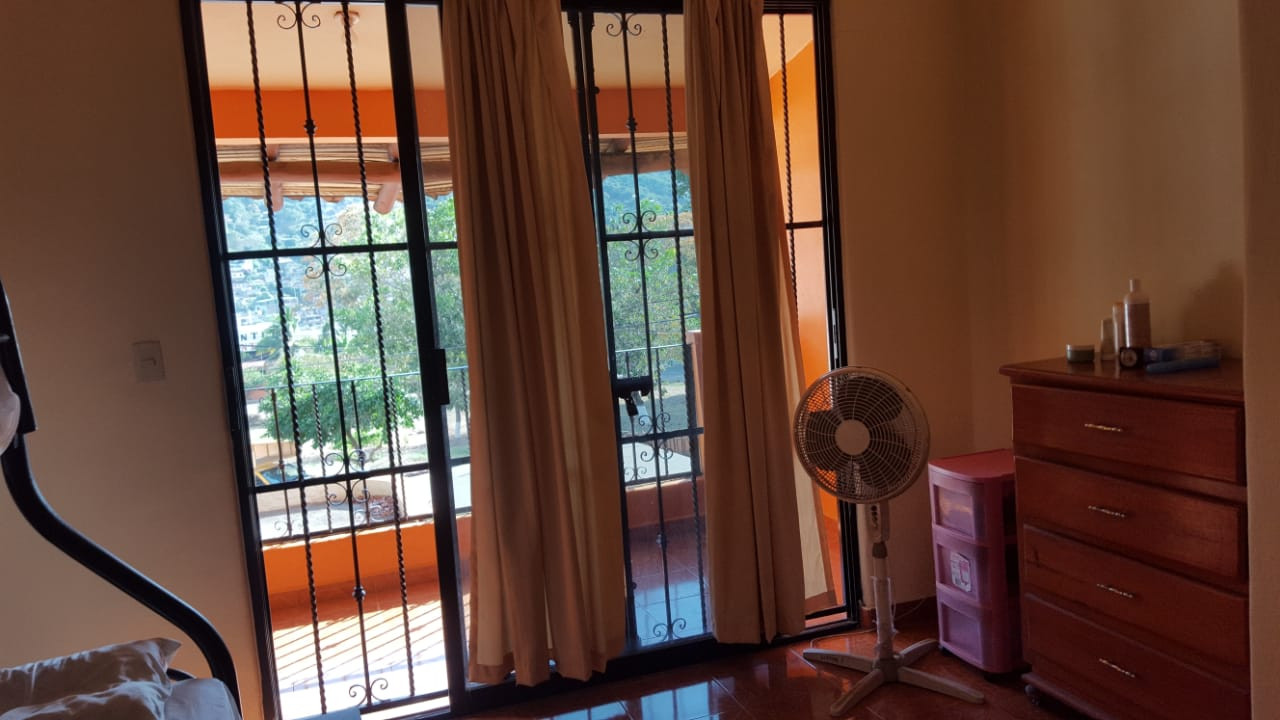 Bonita, Amplia y Fresca Casa En Renta en Colonia El Hujal
- Tres Recámaras (Dos Con Aire Acondicionado)
- Sala - Comedor
- Cocina con Barra
- Estudio
- Garage para un auto techado
- Terraza exterior en el primer piso techada
- Patio de Servicio
- Semi Amueblada
- RENTA MENSUAL
_____________________
Nice, Large and Fresh House For Rent in Colonia El Hujal, Zihuatanejo, Guerrero, México
- Three Bedrooms (Two With Air Conditioning)
- Dining room
- Kitchen with Bar
- Study
- Garage for a roofed car
- Exterior terrace on the first covered floor
- Three Full Bathrooms
- Service yard
- Semi Furnished
- MONTHLY RENT