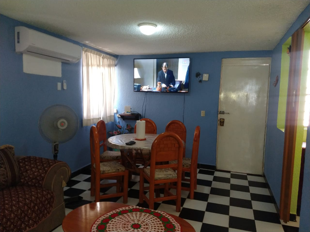 HERMOSO DEPARTAMENTO EN EL CENTRO DE ZIHUATANEJO, GRO. COMPLETAMENTE EQUIPADO
Cuenta con 3 recámaras, cada una de ellas con aire acondicionado, TV en cada una de ellas, Sala, Cocina con todos sus utensilios, Refrigerador, Horno de Microondas, Plancha y Hamacas, Estacionamiento.
A solo 5 Minutos de Playa La Madera y 5 minutos del Centro de Zihuatanejo, Guerrero, Mex.
Capacidad de 10 a 15 personas Máximo.
____________________
BEAUTIFUL DEPARTMENT IN THE CENTER OF ZIHUATANEJO, GRO. FULLY EQUIPPED
It has 3 bedrooms, each with air conditioning, TV in each of them, Living room, Kitchen with all its utensils, Refrigerator, Microwave, Iron and Hammocks, Parking.
Only 5 minutes from Playa La Madera and 5 minutes from the Center of Zihuatanejo, Guerrero, Mex.
Capacity of 10 to 15 people Maximum.