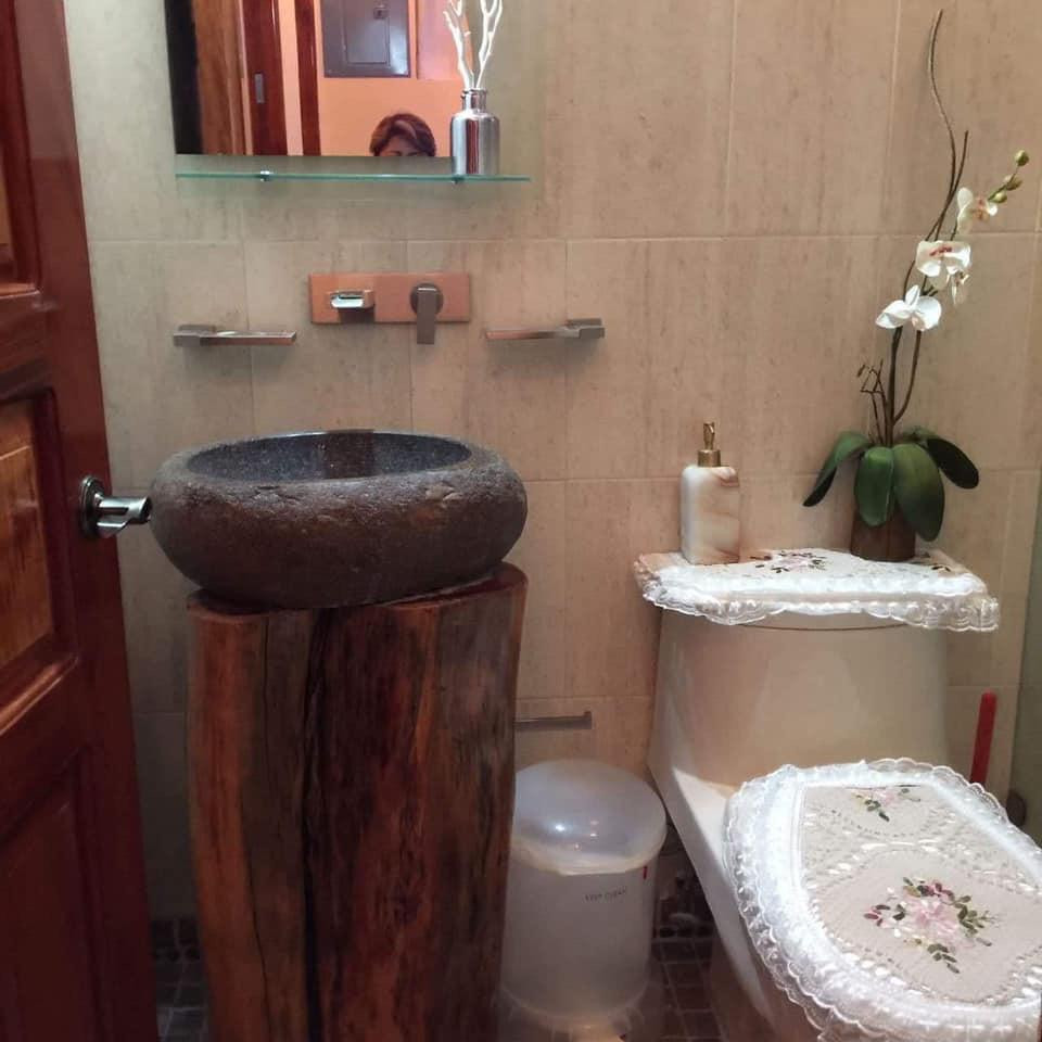 HERMOSA RESIDENCIA ESTILO RÚSTICO-CONTEMPORÁNEO CON LUJOSOS ACABADOS; EXCELENTE PARA DISFRUTARLA CON TU FAMILIA; UBICADA EN EL CENTRO DE ZIHUATANEJO A 5 MINUTOS DE LOS PRINCIPALES CENTROS DE COMERCIO, ZONA BANCARIA Y PLAYAS.
PRIMER PLANTA:
CASA PRINCIPAL CONSTA DE: SALA, COMEDOR, COCINA EQUIPADA, JARDÍN INTERIOR CON VITRALES, 2 BAÑOS, 3 RECÁMARAS TODAS CON AIRE ACONDICIONADO, CLOSETS DE MADERA DE CEDRO.
• RECAMARA PRINCIPAL CON BAÑO, VESTÍBULO Y JACUZZI, CON ACCESO DIRECTO A LA ALBERCA Y SALA DE ESTAR.
• SEGUNDA RECAMARA Y TERCER RECAMARA COMPARTEN BAÑO, TODOS LOS BAÑOS CON CANCELARÍA DE CRISTAL TEMPLADO, ESTUDIO, 1/2 BAÑO DE VISITA, PISOS DE MÁRMOL. GARAJE PARA 2 AUTOS, CISTERNA CON CAPACIDAD DE 25,000 LTS.
• ALBERCA CON BAÑO, VESTIDOR Y CUARTO DE BOMBAS DE FILTRADO,
• CUARTO DE SERVICIO CON ESPACIO PARA LAVADORA Y SECADORA
• CISTERNA CON CAPACIDAD DE 10,000 LTS.
• CÁMARAS DE CIRCUITO CERRADO PARA VÍDEO VIGILANCIA, PERÍMETRO PROTEGIDO, BARDEADO, ENREJADO Y CIRCULADO CON CONCERTINA TIPO BISTURÍ
• PORTÓN DE ACCESO Y PUERTA DE PLACA DE ACERO TIPO BLINDAJE CON APERTURA DE PORTÓN AUTOMATIZADO Y PUERTA CON VIDEO PORTERO Y APERTURA AUTOMÁTICA.
• LOCAL COMERCIAL CON ACCESO DE LA CALLE, EQUIPADO PARA OFICINA CON DIVISIONES DE CRISTAL TEMPLADO E ILUMINACIÓN EN LEDS, AIRE ACONDICIONADO TIPO MINI SPLIT, BAÑO Y ACCESO DE PUERTA DE CRISTAL TEMPLADO AUTOMATIZADO,PISOS DE MÁRMOL CON PARED DE MADERA DE PAROTA.
• SEGUNDA PLANTA: UN DEPARTAMENTO TIPO BUNGALOW, TOTALMENTE CON ENTRADA INDEPENDIENTE CON ACABADOS EN MÁRMOL Y MADERAS PRECIOSAS E ILUMINACIÓN DE LEDS. 2 RECAMARAS CON AIRE ACONDICIONADO TIPO MINI SPLIT Y PANTALLAS LCD CON CABLE; UNA CON CAMA KING SIZE Y LA OTRA CON 2 CAMAS INDIVIDUALES, TODAS CON CLOSETS DE MADERA DE CEDRO. COCINA CON BARRA. SALA DE ESTAR CON SISTEMA DE SONIDO, LUCES LED´S DE AMBIENTACIÓN. JARDÍN CON ESPACIOSA CABAÑA CONSTRUIDA CON MADERAS PRECIOSAS CON ESPACIO PARA 4 HAMACAS.
●CONSTA DE 319.08 MTS 2. DE TERRENO
●CONSTA DE 301.84 MTS 2 DE CONSTRUCCIÓN.
● INCLUYE MOBILIARIO EXCEPTO EL ARTE.
____________________
BEAUTIFUL CONTEMPORARY-RUSTIC STYLE RESIDENCE WITH LUXURY FINISHES; EXCELLENT TO ENJOY WITH YOUR FAMILY; LOCATED IN TOWN OF ZIHUATANEJO, GUERRERO MÉXICO, 5 MINUTES FROM THE MAIN CENTERS OF COMMERCE, BANK AREA AND BEACHES.
FIRST FLOOR:
MAIN HOUSE CONSISTS: LIVING ROOM, DINING ROOM, EQUIPPED KITCHEN, INTERIOR GARDEN WITH VITRALS, 2 BATHROOMS, 3 BEDROOMS ALL WITH AIR CONDITIONING, CEDRO WOOD CLOSETS.
MAIN BEDROOM WITH BATH, DRESSING ROOM AND JACUZZI, WITH DIRECT ACCESS TO THE POOL AND LIVING ROOM.
SECOND BEDROOM AND THIRD BEDROOM SHARE BATHROOM, ALL BATHROOMS WITH TEMPERED GLASS CANCELLATION, STUDY, 1/2 VISIT BATH, MARBLE FLOORS. GARAGE FOR 2 CARS, 1 TANK WITH CAPACITY OF 25,000 LTS
POOL WITH BATHROOM, DRESSING ROOM AND FILTER PUMPS
SERVICE ROOM WITH SPACE FOR WASHING AND DRYER AND TANK WITH CAPACITY OF 10,000 LTS.
CLOSED CIRCUIT CAMERAS FOR VIDEO SURVEILLANCE, PROTECTED PERIMETER, BARRIED AND CRIEDED CIRCULATE WITH SCALPEL TYPE CONCERTINE, ACCESS GATE AND STEEL PLATE DOOR ARMOR TYPE WITH AUTOMATIC AUTOMATED AND DOOR OPENED DOOR OPENING.
COMMERCIAL PREMISES WITH STREET ACCESS, EQUIPPED FOR OFFICE WITH TEMPERED GLASS DIVISIONS AND LIGHTING IN LEDS, MINI SPLIT TYPE AIR CONDITIONING, BATHROOM AND AUTOMATED TEMPERED GLASS DOOR ACCESS, MARBLE FLOORS WITH WOOD WALL.
SECOND FLOOR:
A BUNGALOW TYPE DEPARTMENT, FULLY WITH INDEPENDENT ENTRANCE WITH FINISHES IN MARBLE AND PRECIOUS WOODS AND LED LIGHTING.
2 BEDROOMS WITH AIR CONDITIONING TYPE MINI SPLIT AND LCD SCREENS WITH CABLE; ONE WITH KING SIZE BED AND THE OTHER WITH 2 INDIVIDUAL BEDS, ALL WITH CLOSETS OF WOOD OF CEDAR.
KITCHEN WITH BAR. LIVING ROOM WITH SOUND SYSTEM, LED´S AMBIENTATION LIGHTS. GARDEN WITH SPACIOUS CABIN BUILT WITH PRECIOUS WOODS WITH SPACE FOR 4 HAMMOCKS.
● LAND OF 319.08 MTS 2.
● CONSTRUCTION 301.84 MTS 2
● INCLUDES FURNITURE EXCEPT THE ART.