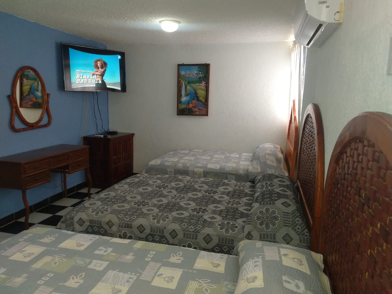 HERMOSO DEPARTAMENTO EN EL CENTRO DE ZIHUATANEJO, GRO. COMPLETAMENTE EQUIPADO
Cuenta con 3 recámaras, cada una de ellas con aire acondicionado, TV en cada una de ellas, Sala, Cocina con todos sus utensilios, Refrigerador, Horno de Microondas, Plancha y Hamacas, Estacionamiento.
A solo 5 Minutos de Playa La Madera y 5 minutos del Centro de Zihuatanejo, Guerrero, Mex.
Capacidad de 10 a 15 personas Máximo.
____________________
BEAUTIFUL DEPARTMENT IN THE CENTER OF ZIHUATANEJO, GRO. FULLY EQUIPPED
It has 3 bedrooms, each with air conditioning, TV in each of them, Living room, Kitchen with all its utensils, Refrigerator, Microwave, Iron and Hammocks, Parking.
Only 5 minutes from Playa La Madera and 5 minutes from the Center of Zihuatanejo, Guerrero, Mex.
Capacity of 10 to 15 people Maximum.
