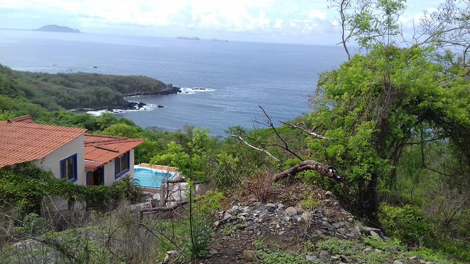 Adquiere éste excelente terreno de 550 MT2, ubicado a un costado de la CARRETERA ESCÉNICA PLAYA LA ROPA, Zihuatanejo, Guerrero, México: PROYECTO DE URBANIZACIÓN EN AVANCE!!!
LOTE 8T, MANZANA 2, ZONA 5
MEDIDAS: 40.26 X 8.27 X 39.20 X 17.20 X 2.37
CON TITULO DE PROPIEDAD, PAGOS DE CATASTRO ACTUALIZADOS.
____________________
Acquire this excellent land lot of 658 M2, located next to the PLAYA LA ROPA SCENIC ROAD, Zihuatanejo, Guerrero, Mexico: SPECTACULAR URBANIZATION PROJECT IN PROGRESS !!!
MEASUREMENTS: 40.26 X 8.27 X 39.20 X 17.20 X 2.37
WITH TITLE OF PROPERTY, UPDATED RIGHTS PAYMENTS.