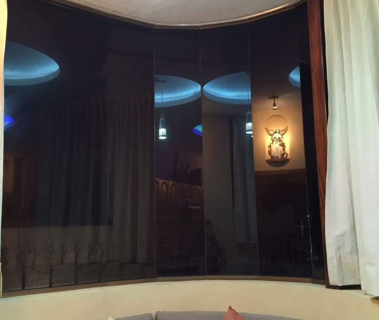 HERMOSA RESIDENCIA ESTILO RÚSTICO-CONTEMPORÁNEO CON LUJOSOS ACABADOS; EXCELENTE PARA DISFRUTARLA CON TU FAMILIA; UBICADA EN EL CENTRO DE ZIHUATANEJO A 5 MINUTOS DE LOS PRINCIPALES CENTROS DE COMERCIO, ZONA BANCARIA Y PLAYAS.
PRIMER PLANTA:
CASA PRINCIPAL CONSTA DE: SALA, COMEDOR, COCINA EQUIPADA, JARDÍN INTERIOR CON VITRALES, 2 BAÑOS, 3 RECÁMARAS TODAS CON AIRE ACONDICIONADO, CLOSETS DE MADERA DE CEDRO.
• RECAMARA PRINCIPAL CON BAÑO, VESTÍBULO Y JACUZZI, CON ACCESO DIRECTO A LA ALBERCA Y SALA DE ESTAR.
• SEGUNDA RECAMARA Y TERCER RECAMARA COMPARTEN BAÑO, TODOS LOS BAÑOS CON CANCELARÍA DE CRISTAL TEMPLADO, ESTUDIO, 1/2 BAÑO DE VISITA, PISOS DE MÁRMOL. GARAJE PARA 2 AUTOS, CISTERNA CON CAPACIDAD DE 25,000 LTS.
• ALBERCA CON BAÑO, VESTIDOR Y CUARTO DE BOMBAS DE FILTRADO,
• CUARTO DE SERVICIO CON ESPACIO PARA LAVADORA Y SECADORA
• CISTERNA CON CAPACIDAD DE 10,000 LTS.
• CÁMARAS DE CIRCUITO CERRADO PARA VÍDEO VIGILANCIA, PERÍMETRO PROTEGIDO, BARDEADO, ENREJADO Y CIRCULADO CON CONCERTINA TIPO BISTURÍ
• PORTÓN DE ACCESO Y PUERTA DE PLACA DE ACERO TIPO BLINDAJE CON APERTURA DE PORTÓN AUTOMATIZADO Y PUERTA CON VIDEO PORTERO Y APERTURA AUTOMÁTICA.
• LOCAL COMERCIAL CON ACCESO DE LA CALLE, EQUIPADO PARA OFICINA CON DIVISIONES DE CRISTAL TEMPLADO E ILUMINACIÓN EN LEDS, AIRE ACONDICIONADO TIPO MINI SPLIT, BAÑO Y ACCESO DE PUERTA DE CRISTAL TEMPLADO AUTOMATIZADO,PISOS DE MÁRMOL CON PARED DE MADERA DE PAROTA.
• SEGUNDA PLANTA: UN DEPARTAMENTO TIPO BUNGALOW, TOTALMENTE CON ENTRADA INDEPENDIENTE CON ACABADOS EN MÁRMOL Y MADERAS PRECIOSAS E ILUMINACIÓN DE LEDS. 2 RECAMARAS CON AIRE ACONDICIONADO TIPO MINI SPLIT Y PANTALLAS LCD CON CABLE; UNA CON CAMA KING SIZE Y LA OTRA CON 2 CAMAS INDIVIDUALES, TODAS CON CLOSETS DE MADERA DE CEDRO. COCINA CON BARRA. SALA DE ESTAR CON SISTEMA DE SONIDO, LUCES LED´S DE AMBIENTACIÓN. JARDÍN CON ESPACIOSA CABAÑA CONSTRUIDA CON MADERAS PRECIOSAS CON ESPACIO PARA 4 HAMACAS.
●CONSTA DE 319.08 MTS 2. DE TERRENO
●CONSTA DE 301.84 MTS 2 DE CONSTRUCCIÓN.
● INCLUYE MOBILIARIO EXCEPTO EL ARTE.
____________________
BEAUTIFUL CONTEMPORARY-RUSTIC STYLE RESIDENCE WITH LUXURY FINISHES; EXCELLENT TO ENJOY WITH YOUR FAMILY; LOCATED IN TOWN OF ZIHUATANEJO, GUERRERO MÉXICO, 5 MINUTES FROM THE MAIN CENTERS OF COMMERCE, BANK AREA AND BEACHES.
FIRST FLOOR:
MAIN HOUSE CONSISTS: LIVING ROOM, DINING ROOM, EQUIPPED KITCHEN, INTERIOR GARDEN WITH VITRALS, 2 BATHROOMS, 3 BEDROOMS ALL WITH AIR CONDITIONING, CEDRO WOOD CLOSETS.
MAIN BEDROOM WITH BATH, DRESSING ROOM AND JACUZZI, WITH DIRECT ACCESS TO THE POOL AND LIVING ROOM.
SECOND BEDROOM AND THIRD BEDROOM SHARE BATHROOM, ALL BATHROOMS WITH TEMPERED GLASS CANCELLATION, STUDY, 1/2 VISIT BATH, MARBLE FLOORS. GARAGE FOR 2 CARS, 1 TANK WITH CAPACITY OF 25,000 LTS
POOL WITH BATHROOM, DRESSING ROOM AND FILTER PUMPS
SERVICE ROOM WITH SPACE FOR WASHING AND DRYER AND TANK WITH CAPACITY OF 10,000 LTS.
CLOSED CIRCUIT CAMERAS FOR VIDEO SURVEILLANCE, PROTECTED PERIMETER, BARRIED AND CRIEDED CIRCULATE WITH SCALPEL TYPE CONCERTINE, ACCESS GATE AND STEEL PLATE DOOR ARMOR TYPE WITH AUTOMATIC AUTOMATED AND DOOR OPENED DOOR OPENING.
COMMERCIAL PREMISES WITH STREET ACCESS, EQUIPPED FOR OFFICE WITH TEMPERED GLASS DIVISIONS AND LIGHTING IN LEDS, MINI SPLIT TYPE AIR CONDITIONING, BATHROOM AND AUTOMATED TEMPERED GLASS DOOR ACCESS, MARBLE FLOORS WITH WOOD WALL.
SECOND FLOOR:
A BUNGALOW TYPE DEPARTMENT, FULLY WITH INDEPENDENT ENTRANCE WITH FINISHES IN MARBLE AND PRECIOUS WOODS AND LED LIGHTING.
2 BEDROOMS WITH AIR CONDITIONING TYPE MINI SPLIT AND LCD SCREENS WITH CABLE; ONE WITH KING SIZE BED AND THE OTHER WITH 2 INDIVIDUAL BEDS, ALL WITH CLOSETS OF WOOD OF CEDAR.
KITCHEN WITH BAR. LIVING ROOM WITH SOUND SYSTEM, LED´S AMBIENTATION LIGHTS. GARDEN WITH SPACIOUS CABIN BUILT WITH PRECIOUS WOODS WITH SPACE FOR 4 HAMMOCKS.
● LAND OF 319.08 MTS 2.
● CONSTRUCTION 301.84 MTS 2
● INCLUDES FURNITURE EXCEPT THE ART.