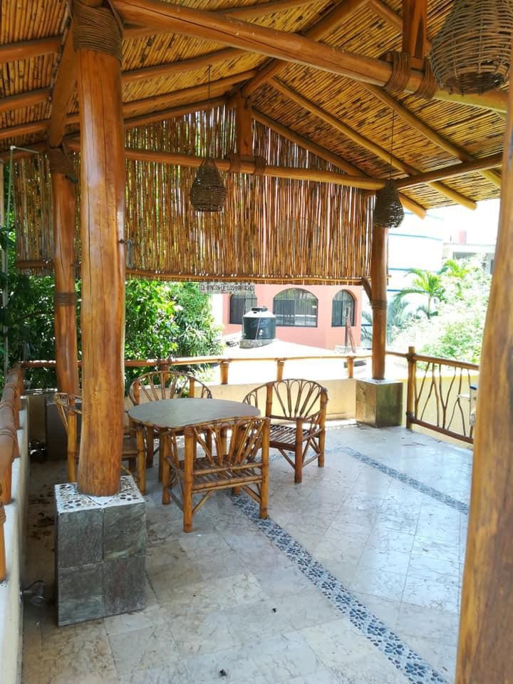 HERMOSA RESIDENCIA ESTILO RÚSTICO-CONTEMPORÁNEO CON LUJOSOS ACABADOS; EXCELENTE PARA DISFRUTARLA CON TU FAMILIA; UBICADA EN EL CENTRO DE ZIHUATANEJO A 5 MINUTOS DE LOS PRINCIPALES CENTROS DE COMERCIO, ZONA BANCARIA Y PLAYAS.
PRIMER PLANTA:
CASA PRINCIPAL CONSTA DE: SALA, COMEDOR, COCINA EQUIPADA, JARDÍN INTERIOR CON VITRALES, 2 BAÑOS, 3 RECÁMARAS TODAS CON AIRE ACONDICIONADO, CLOSETS DE MADERA DE CEDRO.
• RECAMARA PRINCIPAL CON BAÑO, VESTÍBULO Y JACUZZI, CON ACCESO DIRECTO A LA ALBERCA Y SALA DE ESTAR.
• SEGUNDA RECAMARA Y TERCER RECAMARA COMPARTEN BAÑO, TODOS LOS BAÑOS CON CANCELARÍA DE CRISTAL TEMPLADO, ESTUDIO, 1/2 BAÑO DE VISITA, PISOS DE MÁRMOL. GARAJE PARA 2 AUTOS, CISTERNA CON CAPACIDAD DE 25,000 LTS.
• ALBERCA CON BAÑO, VESTIDOR Y CUARTO DE BOMBAS DE FILTRADO,
• CUARTO DE SERVICIO CON ESPACIO PARA LAVADORA Y SECADORA
• CISTERNA CON CAPACIDAD DE 10,000 LTS.
• CÁMARAS DE CIRCUITO CERRADO PARA VÍDEO VIGILANCIA, PERÍMETRO PROTEGIDO, BARDEADO, ENREJADO Y CIRCULADO CON CONCERTINA TIPO BISTURÍ
• PORTÓN DE ACCESO Y PUERTA DE PLACA DE ACERO TIPO BLINDAJE CON APERTURA DE PORTÓN AUTOMATIZADO Y PUERTA CON VIDEO PORTERO Y APERTURA AUTOMÁTICA.
• LOCAL COMERCIAL CON ACCESO DE LA CALLE, EQUIPADO PARA OFICINA CON DIVISIONES DE CRISTAL TEMPLADO E ILUMINACIÓN EN LEDS, AIRE ACONDICIONADO TIPO MINI SPLIT, BAÑO Y ACCESO DE PUERTA DE CRISTAL TEMPLADO AUTOMATIZADO,PISOS DE MÁRMOL CON PARED DE MADERA DE PAROTA.
• SEGUNDA PLANTA: UN DEPARTAMENTO TIPO BUNGALOW, TOTALMENTE CON ENTRADA INDEPENDIENTE CON ACABADOS EN MÁRMOL Y MADERAS PRECIOSAS E ILUMINACIÓN DE LEDS. 2 RECAMARAS CON AIRE ACONDICIONADO TIPO MINI SPLIT Y PANTALLAS LCD CON CABLE; UNA CON CAMA KING SIZE Y LA OTRA CON 2 CAMAS INDIVIDUALES, TODAS CON CLOSETS DE MADERA DE CEDRO. COCINA CON BARRA. SALA DE ESTAR CON SISTEMA DE SONIDO, LUCES LED´S DE AMBIENTACIÓN. JARDÍN CON ESPACIOSA CABAÑA CONSTRUIDA CON MADERAS PRECIOSAS CON ESPACIO PARA 4 HAMACAS.
●CONSTA DE 319.08 MTS 2. DE TERRENO
●CONSTA DE 301.84 MTS 2 DE CONSTRUCCIÓN.
● INCLUYE MOBILIARIO EXCEPTO EL ARTE.
____________________
BEAUTIFUL CONTEMPORARY-RUSTIC STYLE RESIDENCE WITH LUXURY FINISHES; EXCELLENT TO ENJOY WITH YOUR FAMILY; LOCATED IN TOWN OF ZIHUATANEJO, GUERRERO MÉXICO, 5 MINUTES FROM THE MAIN CENTERS OF COMMERCE, BANK AREA AND BEACHES.
FIRST FLOOR:
MAIN HOUSE CONSISTS: LIVING ROOM, DINING ROOM, EQUIPPED KITCHEN, INTERIOR GARDEN WITH VITRALS, 2 BATHROOMS, 3 BEDROOMS ALL WITH AIR CONDITIONING, CEDRO WOOD CLOSETS.
MAIN BEDROOM WITH BATH, DRESSING ROOM AND JACUZZI, WITH DIRECT ACCESS TO THE POOL AND LIVING ROOM.
SECOND BEDROOM AND THIRD BEDROOM SHARE BATHROOM, ALL BATHROOMS WITH TEMPERED GLASS CANCELLATION, STUDY, 1/2 VISIT BATH, MARBLE FLOORS. GARAGE FOR 2 CARS, 1 TANK WITH CAPACITY OF 25,000 LTS
POOL WITH BATHROOM, DRESSING ROOM AND FILTER PUMPS
SERVICE ROOM WITH SPACE FOR WASHING AND DRYER AND TANK WITH CAPACITY OF 10,000 LTS.
CLOSED CIRCUIT CAMERAS FOR VIDEO SURVEILLANCE, PROTECTED PERIMETER, BARRIED AND CRIEDED CIRCULATE WITH SCALPEL TYPE CONCERTINE, ACCESS GATE AND STEEL PLATE DOOR ARMOR TYPE WITH AUTOMATIC AUTOMATED AND DOOR OPENED DOOR OPENING.
COMMERCIAL PREMISES WITH STREET ACCESS, EQUIPPED FOR OFFICE WITH TEMPERED GLASS DIVISIONS AND LIGHTING IN LEDS, MINI SPLIT TYPE AIR CONDITIONING, BATHROOM AND AUTOMATED TEMPERED GLASS DOOR ACCESS, MARBLE FLOORS WITH WOOD WALL.
SECOND FLOOR:
A BUNGALOW TYPE DEPARTMENT, FULLY WITH INDEPENDENT ENTRANCE WITH FINISHES IN MARBLE AND PRECIOUS WOODS AND LED LIGHTING.
2 BEDROOMS WITH AIR CONDITIONING TYPE MINI SPLIT AND LCD SCREENS WITH CABLE; ONE WITH KING SIZE BED AND THE OTHER WITH 2 INDIVIDUAL BEDS, ALL WITH CLOSETS OF WOOD OF CEDAR.
KITCHEN WITH BAR. LIVING ROOM WITH SOUND SYSTEM, LED´S AMBIENTATION LIGHTS. GARDEN WITH SPACIOUS CABIN BUILT WITH PRECIOUS WOODS WITH SPACE FOR 4 HAMMOCKS.
● LAND OF 319.08 MTS 2.
● CONSTRUCTION 301.84 MTS 2
● INCLUDES FURNITURE EXCEPT THE ART.