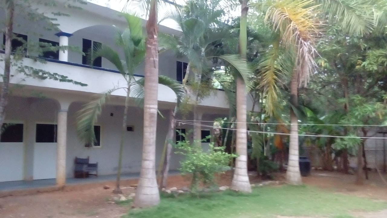 !!!Agradable y Cómodo Hotel Familiar Ubicado en las Costas de Guerrero, en Playa Troncones, ¡¡¡a solo 300 metros del mar y de los pescados y mariscos más frescos de la región!!!
~ A 20 Minutos de la Zona Hotelera de Ixtapa Zihuatanejo, Gro.
~ A 30 Minutos de Zihuatanejo, Gro.
~ A 40 Minutos del Aeropuerto Internacional de Zihuatanejo, Gro.
~ 15 Cómodas Habitaciones: Sencillas, Dobles Triples y Cuádruples
____________________
Nice and Comfortable Family Hotel Located on the Coasts of Guerrero, in Troncones Beach, just 300 meters from the sea and the freshest seafood in the region!
~ 20 Minutes from the Hotel Zone of Ixtapa Zihuatanejo, Gro.
~ 30 Minutes from Zihuatanejo, Gro.
~ 40 Minutes from Zihuatanejo International Airport, Gro.
~ 15 Comfortable Rooms: Single, Double Triple and Quadruple