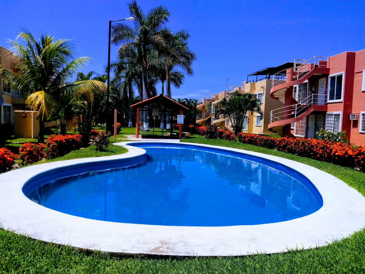 Hermosa Casa Vacacional en Fraccionamiento Morrocoy, Ixtapa Zihuatanejo, Gro. Completamente equipada
Dos recámaras con cama king
Un sofá cama, tv de plasma con sky, AA un baño o baño y medio
CAPACIDAD: 6 personas
CON ALBERCA
___________________
Beautiful Vacation Home in Fraccionamiento Morrocoy, Ixtapa Zihuatanejo, Gro. Fully equipped
Two bedrooms with king size bed
A sofa bed, plasma TV with sky, AA a bathroom or bathroom and a half
CAPACITY: 6 people
WITH POOL