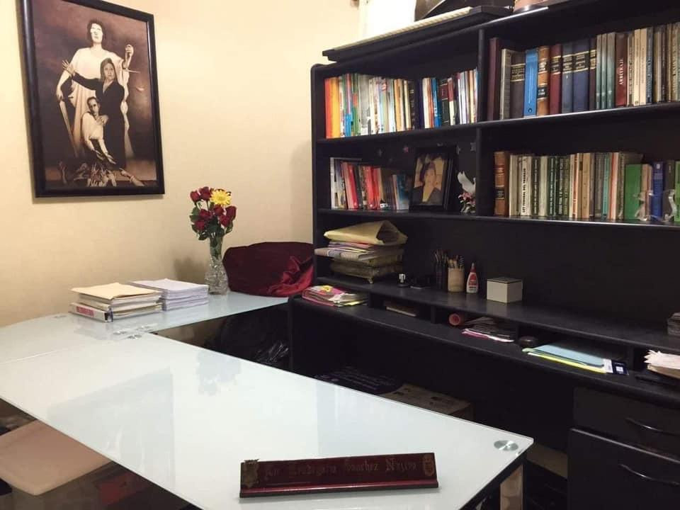 HERMOSA RESIDENCIA ESTILO RÚSTICO-CONTEMPORÁNEO CON LUJOSOS ACABADOS; EXCELENTE PARA DISFRUTARLA CON TU FAMILIA; UBICADA EN EL CENTRO DE ZIHUATANEJO A 5 MINUTOS DE LOS PRINCIPALES CENTROS DE COMERCIO, ZONA BANCARIA Y PLAYAS.
PRIMER PLANTA:
CASA PRINCIPAL CONSTA DE: SALA, COMEDOR, COCINA EQUIPADA, JARDÍN INTERIOR CON VITRALES, 2 BAÑOS, 3 RECÁMARAS TODAS CON AIRE ACONDICIONADO, CLOSETS DE MADERA DE CEDRO.
• RECAMARA PRINCIPAL CON BAÑO, VESTÍBULO Y JACUZZI, CON ACCESO DIRECTO A LA ALBERCA Y SALA DE ESTAR.
• SEGUNDA RECAMARA Y TERCER RECAMARA COMPARTEN BAÑO, TODOS LOS BAÑOS CON CANCELARÍA DE CRISTAL TEMPLADO, ESTUDIO, 1/2 BAÑO DE VISITA, PISOS DE MÁRMOL. GARAJE PARA 2 AUTOS, CISTERNA CON CAPACIDAD DE 25,000 LTS.
• ALBERCA CON BAÑO, VESTIDOR Y CUARTO DE BOMBAS DE FILTRADO,
• CUARTO DE SERVICIO CON ESPACIO PARA LAVADORA Y SECADORA
• CISTERNA CON CAPACIDAD DE 10,000 LTS.
• CÁMARAS DE CIRCUITO CERRADO PARA VÍDEO VIGILANCIA, PERÍMETRO PROTEGIDO, BARDEADO, ENREJADO Y CIRCULADO CON CONCERTINA TIPO BISTURÍ
• PORTÓN DE ACCESO Y PUERTA DE PLACA DE ACERO TIPO BLINDAJE CON APERTURA DE PORTÓN AUTOMATIZADO Y PUERTA CON VIDEO PORTERO Y APERTURA AUTOMÁTICA.
• LOCAL COMERCIAL CON ACCESO DE LA CALLE, EQUIPADO PARA OFICINA CON DIVISIONES DE CRISTAL TEMPLADO E ILUMINACIÓN EN LEDS, AIRE ACONDICIONADO TIPO MINI SPLIT, BAÑO Y ACCESO DE PUERTA DE CRISTAL TEMPLADO AUTOMATIZADO,PISOS DE MÁRMOL CON PARED DE MADERA DE PAROTA.
• SEGUNDA PLANTA: UN DEPARTAMENTO TIPO BUNGALOW, TOTALMENTE CON ENTRADA INDEPENDIENTE CON ACABADOS EN MÁRMOL Y MADERAS PRECIOSAS E ILUMINACIÓN DE LEDS. 2 RECAMARAS CON AIRE ACONDICIONADO TIPO MINI SPLIT Y PANTALLAS LCD CON CABLE; UNA CON CAMA KING SIZE Y LA OTRA CON 2 CAMAS INDIVIDUALES, TODAS CON CLOSETS DE MADERA DE CEDRO. COCINA CON BARRA. SALA DE ESTAR CON SISTEMA DE SONIDO, LUCES LED´S DE AMBIENTACIÓN. JARDÍN CON ESPACIOSA CABAÑA CONSTRUIDA CON MADERAS PRECIOSAS CON ESPACIO PARA 4 HAMACAS.
●CONSTA DE 319.08 MTS 2. DE TERRENO
●CONSTA DE 301.84 MTS 2 DE CONSTRUCCIÓN.
● INCLUYE MOBILIARIO EXCEPTO EL ARTE.
____________________
BEAUTIFUL CONTEMPORARY-RUSTIC STYLE RESIDENCE WITH LUXURY FINISHES; EXCELLENT TO ENJOY WITH YOUR FAMILY; LOCATED IN TOWN OF ZIHUATANEJO, GUERRERO MÉXICO, 5 MINUTES FROM THE MAIN CENTERS OF COMMERCE, BANK AREA AND BEACHES.
FIRST FLOOR:
MAIN HOUSE CONSISTS: LIVING ROOM, DINING ROOM, EQUIPPED KITCHEN, INTERIOR GARDEN WITH VITRALS, 2 BATHROOMS, 3 BEDROOMS ALL WITH AIR CONDITIONING, CEDRO WOOD CLOSETS.
MAIN BEDROOM WITH BATH, DRESSING ROOM AND JACUZZI, WITH DIRECT ACCESS TO THE POOL AND LIVING ROOM.
SECOND BEDROOM AND THIRD BEDROOM SHARE BATHROOM, ALL BATHROOMS WITH TEMPERED GLASS CANCELLATION, STUDY, 1/2 VISIT BATH, MARBLE FLOORS. GARAGE FOR 2 CARS, 1 TANK WITH CAPACITY OF 25,000 LTS
POOL WITH BATHROOM, DRESSING ROOM AND FILTER PUMPS
SERVICE ROOM WITH SPACE FOR WASHING AND DRYER AND TANK WITH CAPACITY OF 10,000 LTS.
CLOSED CIRCUIT CAMERAS FOR VIDEO SURVEILLANCE, PROTECTED PERIMETER, BARRIED AND CRIEDED CIRCULATE WITH SCALPEL TYPE CONCERTINE, ACCESS GATE AND STEEL PLATE DOOR ARMOR TYPE WITH AUTOMATIC AUTOMATED AND DOOR OPENED DOOR OPENING.
COMMERCIAL PREMISES WITH STREET ACCESS, EQUIPPED FOR OFFICE WITH TEMPERED GLASS DIVISIONS AND LIGHTING IN LEDS, MINI SPLIT TYPE AIR CONDITIONING, BATHROOM AND AUTOMATED TEMPERED GLASS DOOR ACCESS, MARBLE FLOORS WITH WOOD WALL.
SECOND FLOOR:
A BUNGALOW TYPE DEPARTMENT, FULLY WITH INDEPENDENT ENTRANCE WITH FINISHES IN MARBLE AND PRECIOUS WOODS AND LED LIGHTING.
2 BEDROOMS WITH AIR CONDITIONING TYPE MINI SPLIT AND LCD SCREENS WITH CABLE; ONE WITH KING SIZE BED AND THE OTHER WITH 2 INDIVIDUAL BEDS, ALL WITH CLOSETS OF WOOD OF CEDAR.
KITCHEN WITH BAR. LIVING ROOM WITH SOUND SYSTEM, LED´S AMBIENTATION LIGHTS. GARDEN WITH SPACIOUS CABIN BUILT WITH PRECIOUS WOODS WITH SPACE FOR 4 HAMMOCKS.
● LAND OF 319.08 MTS 2.
● CONSTRUCTION 301.84 MTS 2
● INCLUDES FURNITURE EXCEPT THE ART.