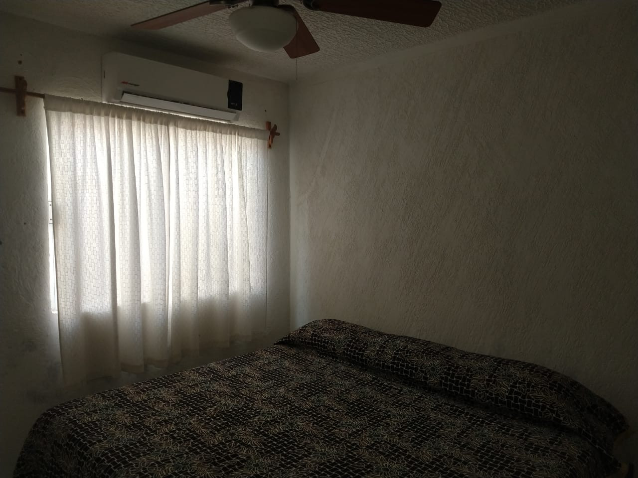 Hermosa Casa Vacacional en Fraccionamiento Morrocoy, Ixtapa Zihuatanejo, Gro. Completamente equipada
Dos recámaras con cama king
Un sofá cama, tv de plasma con sky, AA un baño o baño y medio
CAPACIDAD: 6 personas
CON ALBERCA
___________________
Beautiful Vacation Home in Fraccionamiento Morrocoy, Ixtapa Zihuatanejo, Gro. Fully equipped
Two bedrooms with king size bed
A sofa bed, plasma TV with sky, AA a bathroom or bathroom and a half
CAPACITY: 6 people
WITH POOL