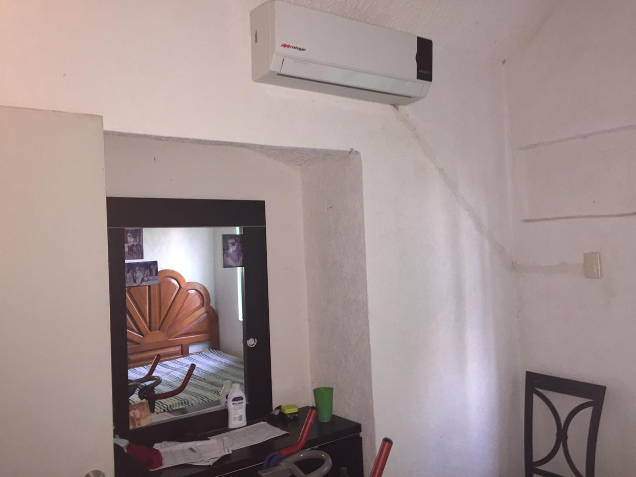 Planta Baja: Estacionamiento para un Automóvil, Sala-Comedor, Cocina, Patio de Servicio, Medio Baño
Planta Alta: Tres Recámaras, Dos con Aire Acondicionado y Baño Completo. Áreas Comunes: Alberca y Jardines. Loseta y Protecciones.
____________________
Ground Floor: Parking for a Car, Living-Dining Room, Kitchen, Service Patio, Half Bath
Upstairs: Three Bedrooms, Two with Air Conditioning and Full Bathroom. Common Areas: Pool and Gardens. Tile and Protections.