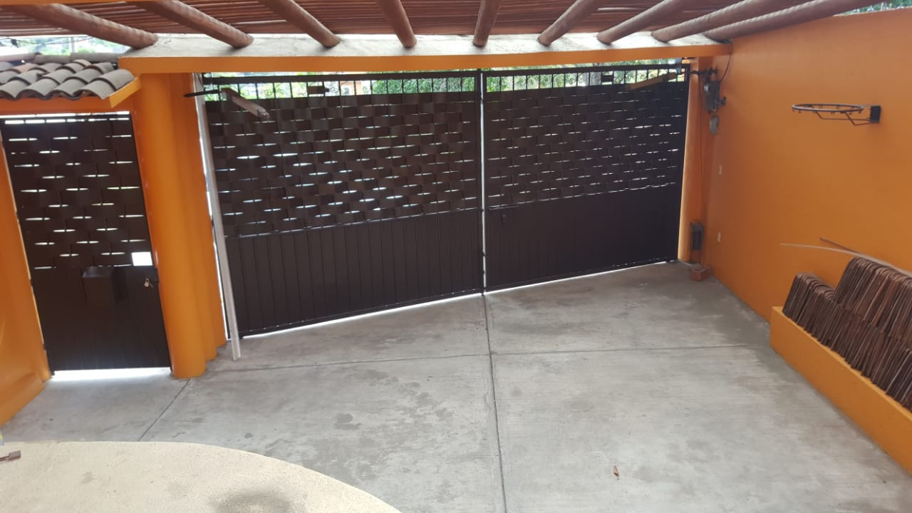 Bonita, Amplia y Fresca Casa En Renta en Colonia El Hujal
- Tres Recámaras (Dos Con Aire Acondicionado)
- Sala - Comedor
- Cocina con Barra
- Estudio
- Garage para un auto techado
- Terraza exterior en el primer piso techada
- Patio de Servicio
- Semi Amueblada
- RENTA MENSUAL
_____________________
Nice, Large and Fresh House For Rent in Colonia El Hujal, Zihuatanejo, Guerrero, México
- Three Bedrooms (Two With Air Conditioning)
- Dining room
- Kitchen with Bar
- Study
- Garage for a roofed car
- Exterior terrace on the first covered floor
- Three Full Bathrooms
- Service yard
- Semi Furnished
- MONTHLY RENT