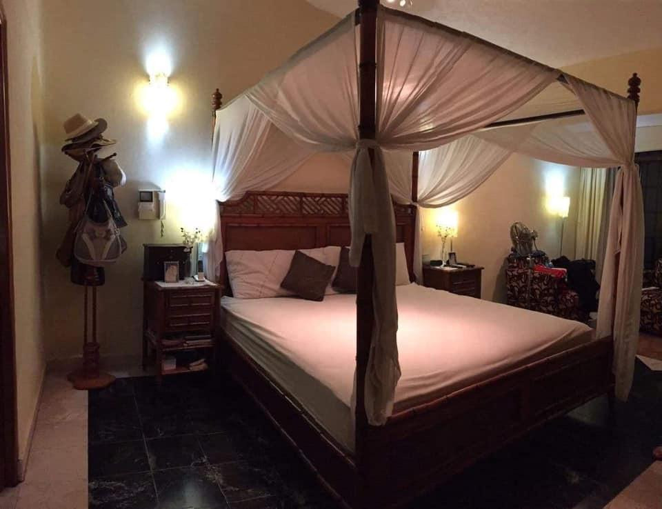 HERMOSA RESIDENCIA ESTILO RÚSTICO-CONTEMPORÁNEO CON LUJOSOS ACABADOS; EXCELENTE PARA DISFRUTARLA CON TU FAMILIA; UBICADA EN EL CENTRO DE ZIHUATANEJO A 5 MINUTOS DE LOS PRINCIPALES CENTROS DE COMERCIO, ZONA BANCARIA Y PLAYAS.
PRIMER PLANTA:
CASA PRINCIPAL CONSTA DE: SALA, COMEDOR, COCINA EQUIPADA, JARDÍN INTERIOR CON VITRALES, 2 BAÑOS, 3 RECÁMARAS TODAS CON AIRE ACONDICIONADO, CLOSETS DE MADERA DE CEDRO.
• RECAMARA PRINCIPAL CON BAÑO, VESTÍBULO Y JACUZZI, CON ACCESO DIRECTO A LA ALBERCA Y SALA DE ESTAR.
• SEGUNDA RECAMARA Y TERCER RECAMARA COMPARTEN BAÑO, TODOS LOS BAÑOS CON CANCELARÍA DE CRISTAL TEMPLADO, ESTUDIO, 1/2 BAÑO DE VISITA, PISOS DE MÁRMOL. GARAJE PARA 2 AUTOS, CISTERNA CON CAPACIDAD DE 25,000 LTS.
• ALBERCA CON BAÑO, VESTIDOR Y CUARTO DE BOMBAS DE FILTRADO,
• CUARTO DE SERVICIO CON ESPACIO PARA LAVADORA Y SECADORA
• CISTERNA CON CAPACIDAD DE 10,000 LTS.
• CÁMARAS DE CIRCUITO CERRADO PARA VÍDEO VIGILANCIA, PERÍMETRO PROTEGIDO, BARDEADO, ENREJADO Y CIRCULADO CON CONCERTINA TIPO BISTURÍ
• PORTÓN DE ACCESO Y PUERTA DE PLACA DE ACERO TIPO BLINDAJE CON APERTURA DE PORTÓN AUTOMATIZADO Y PUERTA CON VIDEO PORTERO Y APERTURA AUTOMÁTICA.
• LOCAL COMERCIAL CON ACCESO DE LA CALLE, EQUIPADO PARA OFICINA CON DIVISIONES DE CRISTAL TEMPLADO E ILUMINACIÓN EN LEDS, AIRE ACONDICIONADO TIPO MINI SPLIT, BAÑO Y ACCESO DE PUERTA DE CRISTAL TEMPLADO AUTOMATIZADO,PISOS DE MÁRMOL CON PARED DE MADERA DE PAROTA.
• SEGUNDA PLANTA: UN DEPARTAMENTO TIPO BUNGALOW, TOTALMENTE CON ENTRADA INDEPENDIENTE CON ACABADOS EN MÁRMOL Y MADERAS PRECIOSAS E ILUMINACIÓN DE LEDS. 2 RECAMARAS CON AIRE ACONDICIONADO TIPO MINI SPLIT Y PANTALLAS LCD CON CABLE; UNA CON CAMA KING SIZE Y LA OTRA CON 2 CAMAS INDIVIDUALES, TODAS CON CLOSETS DE MADERA DE CEDRO. COCINA CON BARRA. SALA DE ESTAR CON SISTEMA DE SONIDO, LUCES LED´S DE AMBIENTACIÓN. JARDÍN CON ESPACIOSA CABAÑA CONSTRUIDA CON MADERAS PRECIOSAS CON ESPACIO PARA 4 HAMACAS.
●CONSTA DE 319.08 MTS 2. DE TERRENO
●CONSTA DE 301.84 MTS 2 DE CONSTRUCCIÓN.
● INCLUYE MOBILIARIO EXCEPTO EL ARTE.
____________________
BEAUTIFUL CONTEMPORARY-RUSTIC STYLE RESIDENCE WITH LUXURY FINISHES; EXCELLENT TO ENJOY WITH YOUR FAMILY; LOCATED IN TOWN OF ZIHUATANEJO, GUERRERO MÉXICO, 5 MINUTES FROM THE MAIN CENTERS OF COMMERCE, BANK AREA AND BEACHES.
FIRST FLOOR:
MAIN HOUSE CONSISTS: LIVING ROOM, DINING ROOM, EQUIPPED KITCHEN, INTERIOR GARDEN WITH VITRALS, 2 BATHROOMS, 3 BEDROOMS ALL WITH AIR CONDITIONING, CEDRO WOOD CLOSETS.
MAIN BEDROOM WITH BATH, DRESSING ROOM AND JACUZZI, WITH DIRECT ACCESS TO THE POOL AND LIVING ROOM.
SECOND BEDROOM AND THIRD BEDROOM SHARE BATHROOM, ALL BATHROOMS WITH TEMPERED GLASS CANCELLATION, STUDY, 1/2 VISIT BATH, MARBLE FLOORS. GARAGE FOR 2 CARS, 1 TANK WITH CAPACITY OF 25,000 LTS
POOL WITH BATHROOM, DRESSING ROOM AND FILTER PUMPS
SERVICE ROOM WITH SPACE FOR WASHING AND DRYER AND TANK WITH CAPACITY OF 10,000 LTS.
CLOSED CIRCUIT CAMERAS FOR VIDEO SURVEILLANCE, PROTECTED PERIMETER, BARRIED AND CRIEDED CIRCULATE WITH SCALPEL TYPE CONCERTINE, ACCESS GATE AND STEEL PLATE DOOR ARMOR TYPE WITH AUTOMATIC AUTOMATED AND DOOR OPENED DOOR OPENING.
COMMERCIAL PREMISES WITH STREET ACCESS, EQUIPPED FOR OFFICE WITH TEMPERED GLASS DIVISIONS AND LIGHTING IN LEDS, MINI SPLIT TYPE AIR CONDITIONING, BATHROOM AND AUTOMATED TEMPERED GLASS DOOR ACCESS, MARBLE FLOORS WITH WOOD WALL.
SECOND FLOOR:
A BUNGALOW TYPE DEPARTMENT, FULLY WITH INDEPENDENT ENTRANCE WITH FINISHES IN MARBLE AND PRECIOUS WOODS AND LED LIGHTING.
2 BEDROOMS WITH AIR CONDITIONING TYPE MINI SPLIT AND LCD SCREENS WITH CABLE; ONE WITH KING SIZE BED AND THE OTHER WITH 2 INDIVIDUAL BEDS, ALL WITH CLOSETS OF WOOD OF CEDAR.
KITCHEN WITH BAR. LIVING ROOM WITH SOUND SYSTEM, LED´S AMBIENTATION LIGHTS. GARDEN WITH SPACIOUS CABIN BUILT WITH PRECIOUS WOODS WITH SPACE FOR 4 HAMMOCKS.
● LAND OF 319.08 MTS 2.
● CONSTRUCTION 301.84 MTS 2
● INCLUDES FURNITURE EXCEPT THE ART.