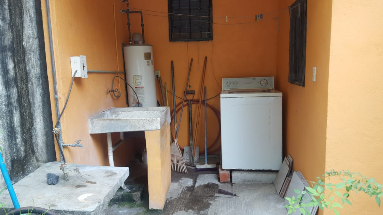 Bonita, Amplia y Fresca Casa En Renta en Colonia El Hujal
- Tres Recámaras (Dos Con Aire Acondicionado)
- Sala - Comedor
- Cocina con Barra
- Estudio
- Garage para un auto techado
- Terraza exterior en el primer piso techada
- Patio de Servicio
- Semi Amueblada
- RENTA MENSUAL
_____________________
Nice, Large and Fresh House For Rent in Colonia El Hujal, Zihuatanejo, Guerrero, México
- Three Bedrooms (Two With Air Conditioning)
- Dining room
- Kitchen with Bar
- Study
- Garage for a roofed car
- Exterior terrace on the first covered floor
- Three Full Bathrooms
- Service yard
- Semi Furnished
- MONTHLY RENT